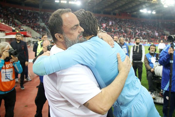 Ολυμπιακός: Πανευτυχής ο Βαγγέλης Μαρινάκης, αγκάλιασε έναν έναν τους παίκτες των “ερυθρόλευκων” μετά την κατάκτηση του τίτλου