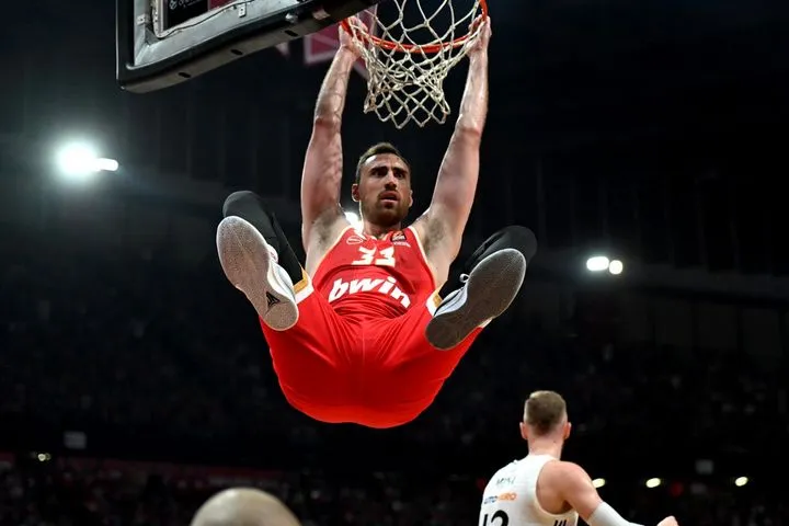 Μιλουτίνοβ: Αυτό είναι το συμβόλαιο που προσφέρει η Αρμάνι Μιλάνο