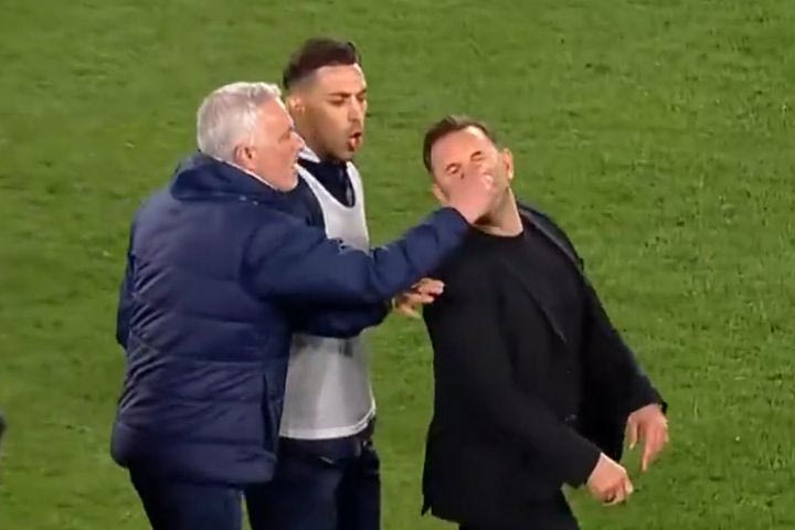 Απίστευτο σκηνικό στο Φενέρ – Γαλατά: Ο Μουρίνιο έπιασε τον Οκάν Μπουρούκ από τη μύτη