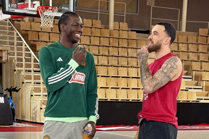 Η EuroLeague ανέβασε κοινή φωτογραφία Ναν, Τζέιμς και αναρωτήθηκε τι συζητάνε οι δύο τους