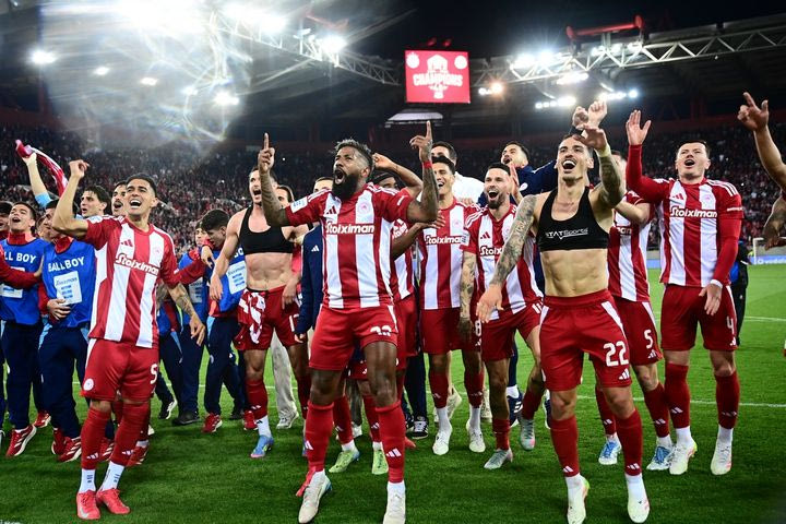 Οι παίκτες του Ολυμπιακού πανηγυρίζουν την κατάκτηση του 48ου πρωταθλήματος