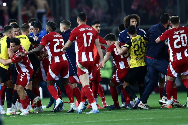 Ολυμπιακός – ΑΕΚ: Αυτοί δέχθηκαν κόκκινη στη σύρραξη μετά το ντέρμπι
