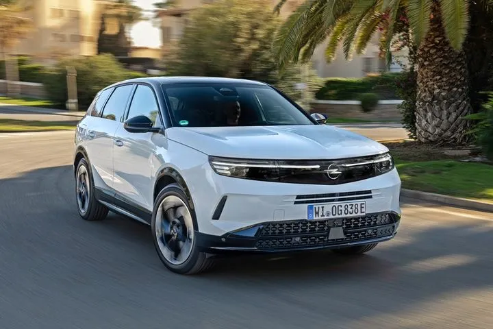 Οι… καρχαρίες στα SUV Grandland και Frontera της Opel, περιμένουν να τους ανακαλύψετε