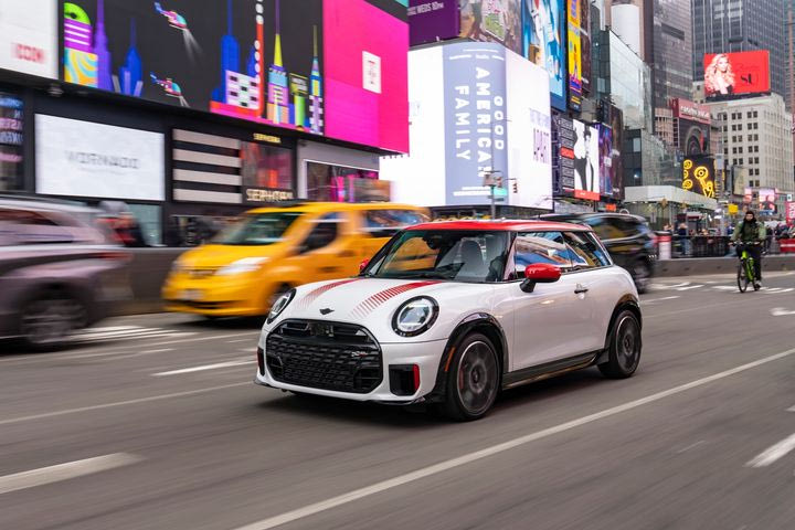 To Mini John Cooper Works κατακτά και τη Νέα Υόρκη- Μοναδικός συνδυασμός υψηλών επιδόσεων και αστικού τοπίου