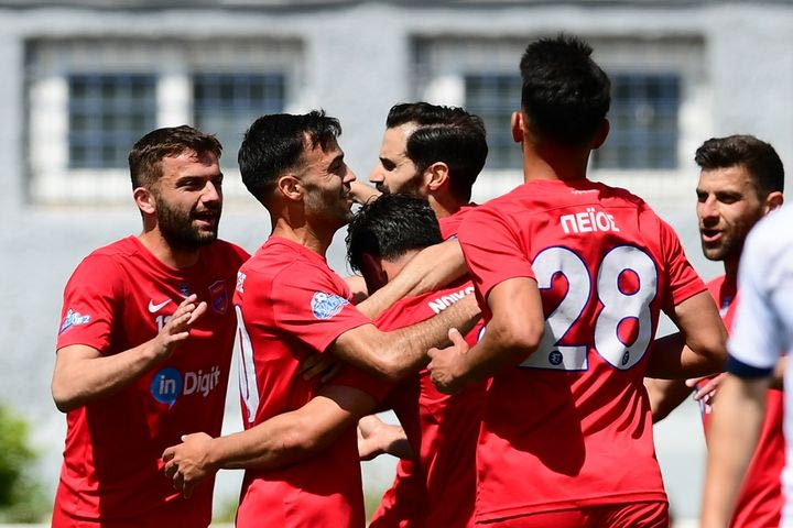 Οι παίκτες του Πανιωνίου πανηγύριζουν