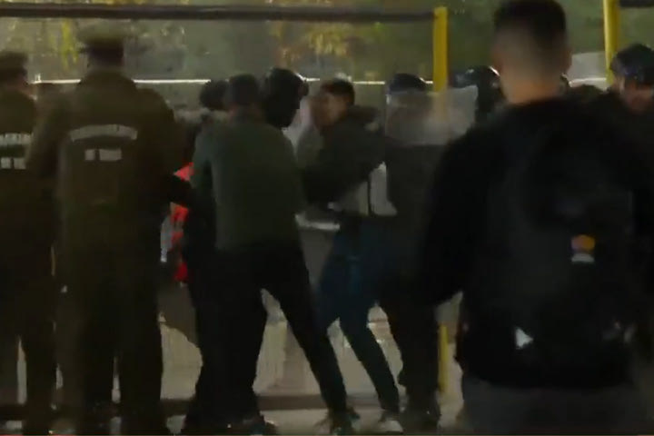 Τραγωδία στη Χιλή: Νεκροί δύο οπαδοί πριν από ματς του Copa Libertadores έπειτα από επεισόδια με την αστυνομία, κατέρρευσε κιγκλίδωμα έξω από το γήπεδο