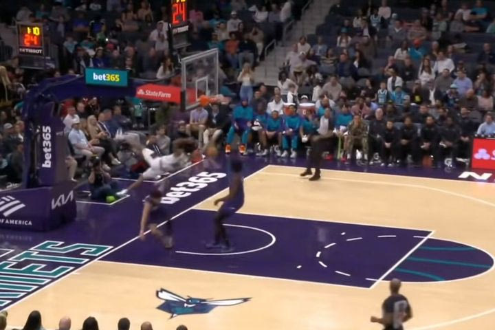 NBA: Τρομακτική πτώση του Γουέλς των Γκρίζλις, χτύπησε το κεφάλι του στο παρκέ έπειτα από κάρφωμα και αποχώρησε με φορείο