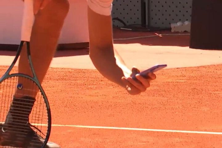 Ο Ζβέρεφ με το κινητό στο κορτ, σε απρόσμενο περιστατικό του Madrid Open