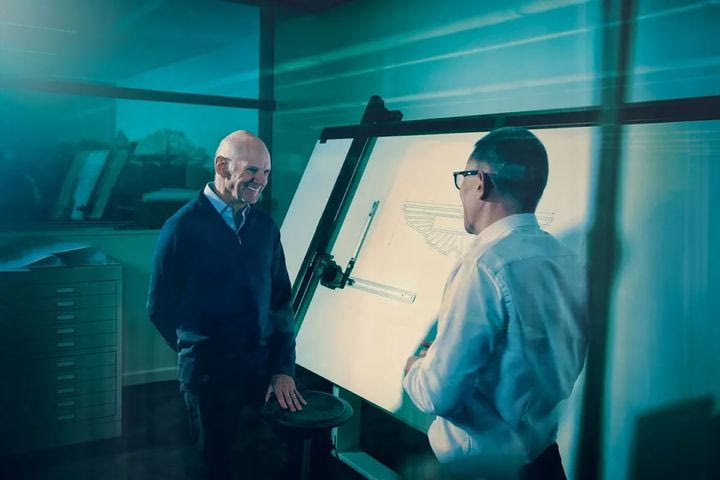 Ο Νιούι δεν ασχολείται καν με την Aston του 2025, βαραίνει το κλίμα στο Σίλβερστοουν