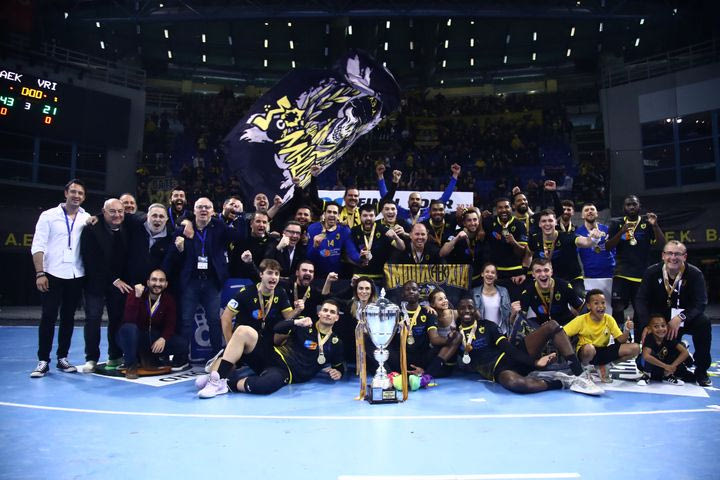 ΑΕΚ: Η στιγμή της απονομής του Κυπέλλου στους κιτρινόμαυρους