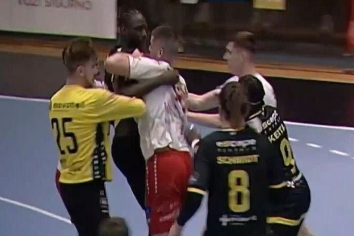 Ξέφυγε η κατάσταση στο Ίζβιντατς – ΑΕΚ: Στα χέρια ήρθαν οι παίκτες των δύο ομάδων