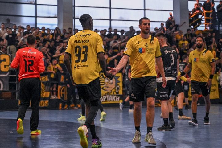 ΑΕΚ: Δεν θα αγωνιστεί στον τελικό με την Αλκαλόιντ στα Σκόπια, εάν δεν επιτραπεί σε μέρος των οπαδών της να περάσουν τα σύνορα των Ευζώνων