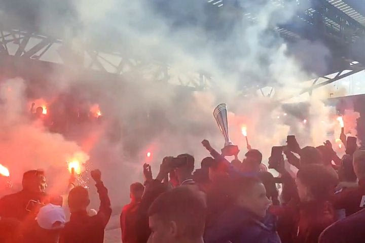 Παράνοια στη Λάρισα: Εντυπωσιακές εικόνες με ξέφρενους πανηγυρισμούς από παίκτες και κόσμο της ΑΕΛ