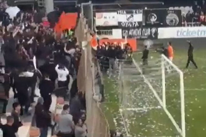 ΟΦΗ: Ο τερματοφύλακας Μπάκιτς ξέσπασε μετά τη μεγάλη πρόκριση και ανέβηκε στα κάγκελα