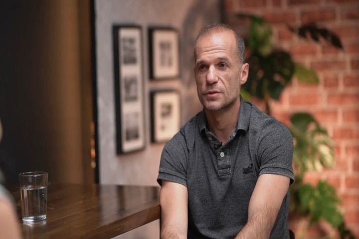 Συγκίνησε ο Άγγελος Μπασινάς: “Όταν ήμουν 12 ετών ο μπαμπάς μου έφυγε από το σπίτι, ξαφνικά μέσα σε μια ημέρα δεν υπήρχε τίποτα”