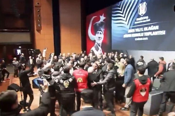 Απίθανες εικόνες και ξύλο στο διοικητικό συμβούλιο της Μπεσίκτας μετά από λεκτική αντιπαράθεση: “Είσαι κλέφτης”