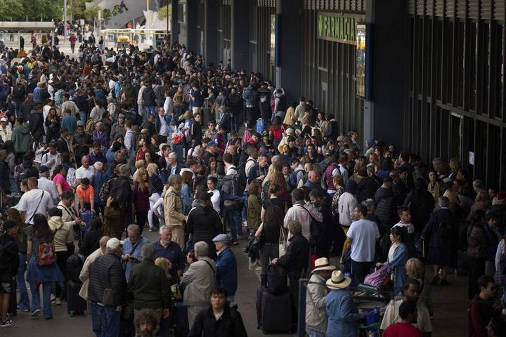 Ισπανία: Τι είναι η “επαγόμενη ατμοσφαιρική δόνηση” στην οποία αποδίδεται το μπλακ άουτ