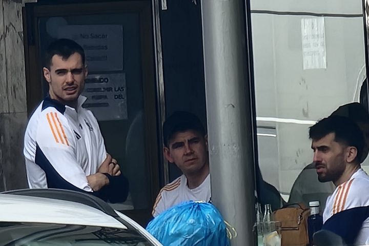Ρεάλ – Ολυμπιακός: Χαλαροί οι Ντεκ, Αμπάλδε και Καμπάσο, απόλαυσαν το αναψυκτικό τους 8 ώρες πριν το Game 3