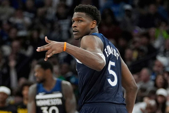 NBA: H υπέροχη κίνηση από τον Έντουαρντς με βραχιολάκι που τού χάρισε μικρός φίλος των Τίμπεργουλβς που διαγνώσθηκε με καρκίνο