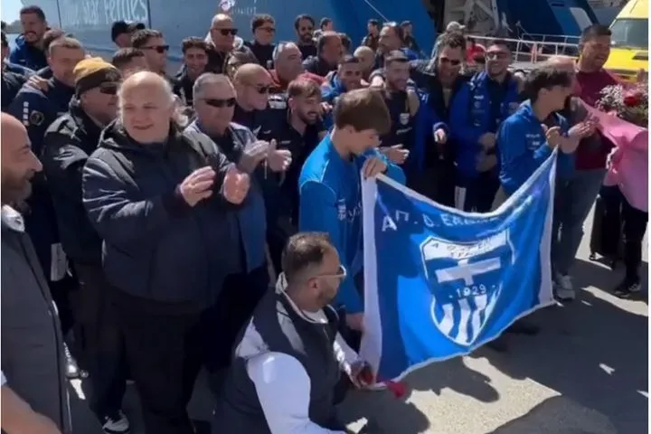 Γ’ Εθνική: Η Ελλάς Σύρου ανέβηκε στη Super League 2 και οι οπαδοί της επιφύλαξαν υποδοχή ηρώων στην αποστολή της ομάδας
