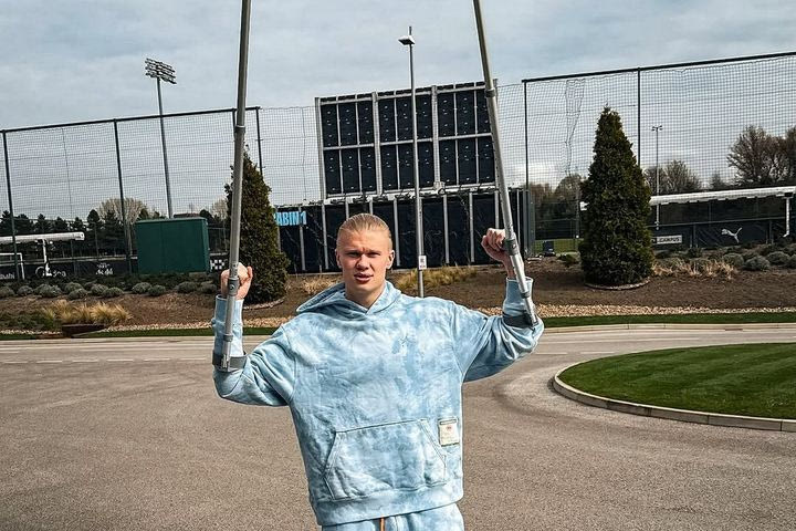 Έρλινγκ Χάλαντ: Με πατερίτσες αλλά αποφασισμένος – Το μήνυμά του για την επιστροφή