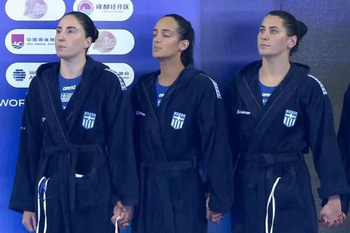 Η στιγμή της ανάκρουσης του Εθνικού Ύμνου, πριν τον τελικό Ελλάδα – Ουγγαρία στο World Cup του πόλο
