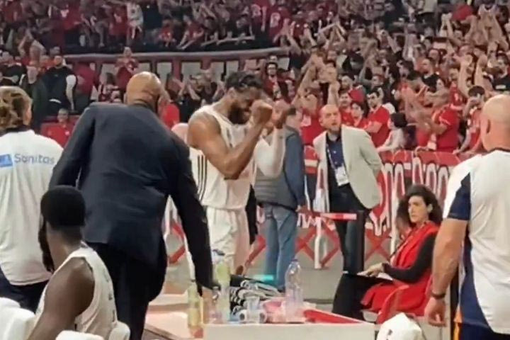 Ολυμπιακός – Ρεάλ: Ξέσπασμα του Φερνάντο στον πάγκο, διέλυσε μπουκάλι και μπουγέλωσε τους πάντες γύρω του