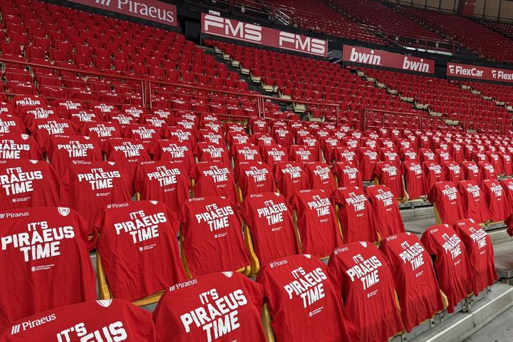 Ολυμπιακός: Πανέτοιμο το ΣΕΦ ενόψει του Game 1 με Ρεάλ, με κόκκινο μπλουζάκι σε κάθε κάθισμα