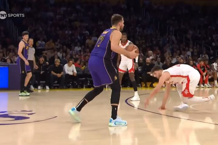 NBA: Ο Ντόντσιτς έσπασε τους αστραγάλους του Σενγκούν με μαγική σταυρωτή ντρίμπλα και έβγαλε όμορφη ασίστ