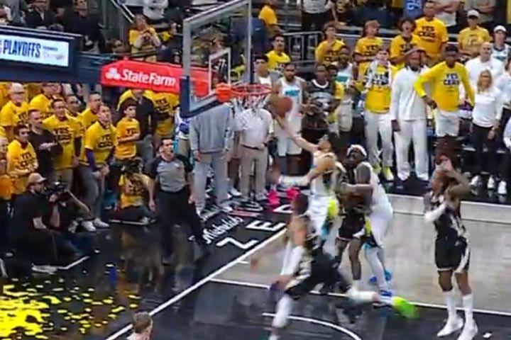 NBA: Το νικητήριο καλάθι του Χαλιμπάρτον μπροστά στον Γιάννη Αντετοκούνμπο, στο Game 5 με τους Μπακς