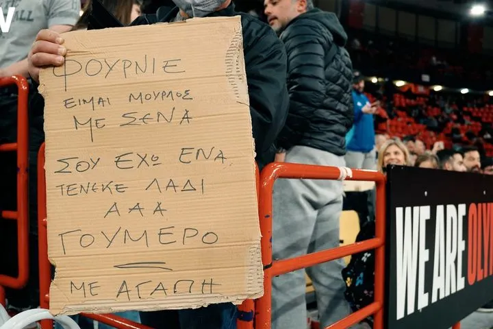Ολυμπιακός, τρέλα στο ΣΕΦ για Φουρνιέ: “Είμαι μουρλός με ‘σένα, σου έχω ένα τενεκέ λάδι”