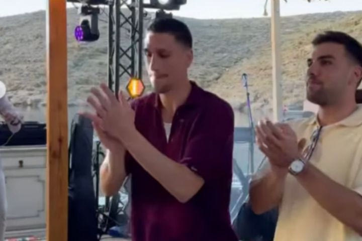 Ο Γιαννούλης Λαρεντζάκης τραγουδάει το “γλέντι” και ξεσηκώνει την παρέα του