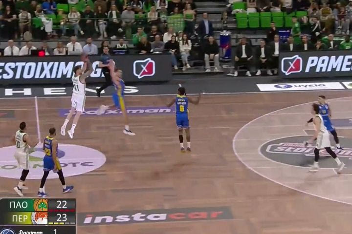 Τρομερό buzzer beater τρίποντο του Χουάντσο από το logo στη λήξη του πρώτου δεκαλέπτου