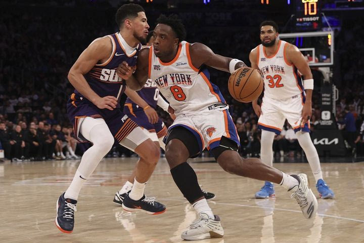 NBA, τα αποτελέσματα της βραδιάς: Οι Νικς λύγισαν τους Σανς παρά τη 40άρα του Μπούκερ, οι Ρόκετς υπέταξαν τους Γουόριορς