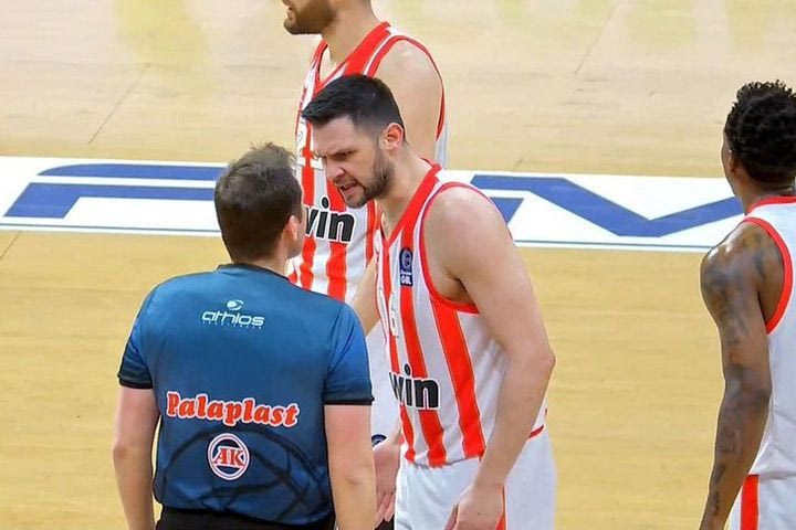 Έξαλλος ο Παπανικολάου μετά την τεχνική ποινή που δέχθηκε στο Ολυμπιακός – Πανιώνιος