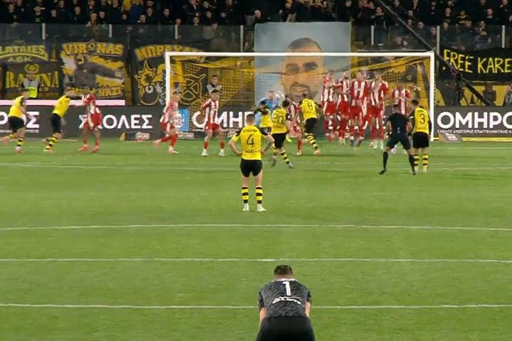 Ο Μάνταλος νίκησε με απευθείας φάουλ τον Πασχαλάκη και έκανε το 2-0 για την ΑΕΚ κόντρα στον Ολυμπιακό