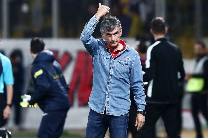 Ο Μεντιλίμπαρ κερδίζει με κάθε τρόπο τον Αλμέιδα και τον σπρώχνει εκτός ΑΕΚ
