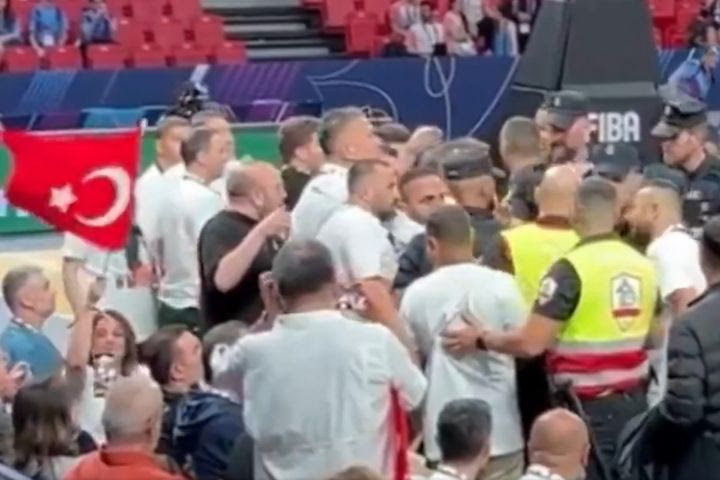 Ο πρόεδρος της Μερσίν μπούκαρε στο Final Six της EuroLeague Γυναικών, συνελήφθη και αφέθηκε ελεύθερος με παρέμβαση Ερντογάν