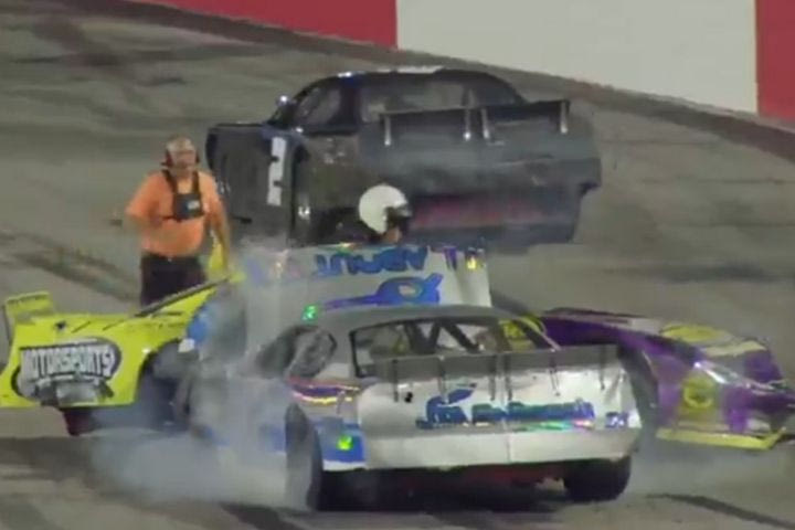 Χάος και απίστευτο ξύλο σε αγώνα NASCAR Regional: Τον τράκαρε και πλακώθηκαν στο γρασίδι