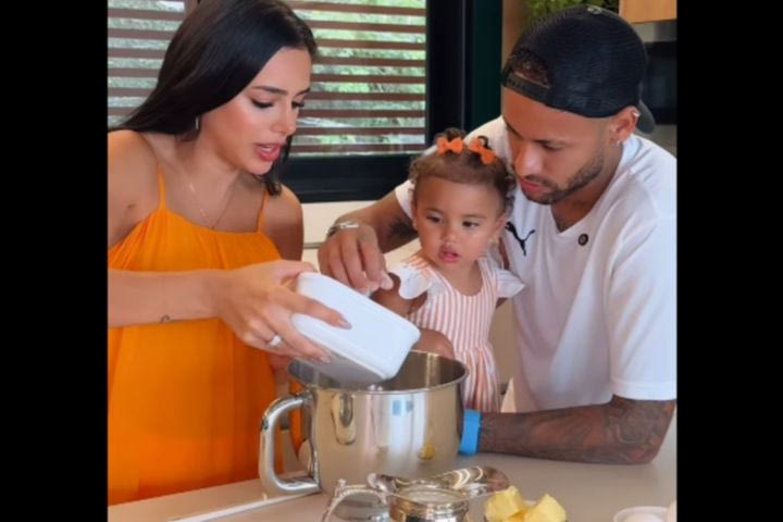 Ο Νεϊμάρ ανέλαβε χρέη ζαχαροπλάστη και ετοίμασε την τούρτα της συντρόφου του