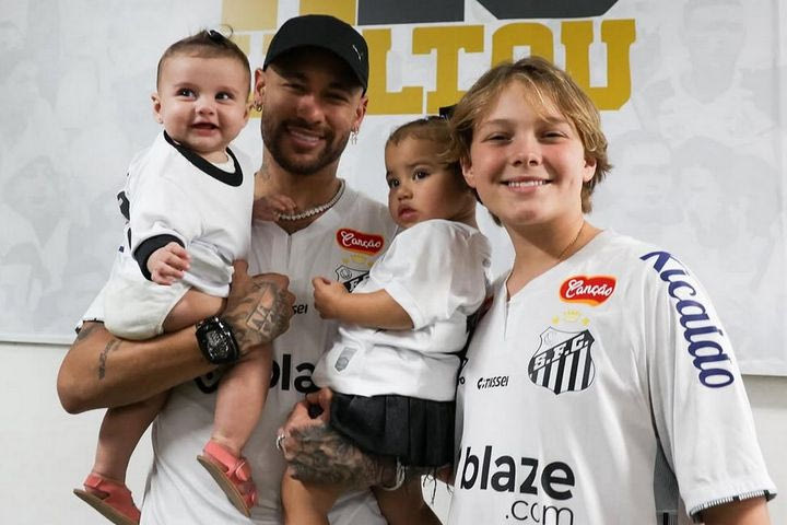 Νεϊμάρ: Οι δύο κόρες του έχουν εννιά μήνες διαφορά, διαφορετική μαμά και παίζουν μαζί