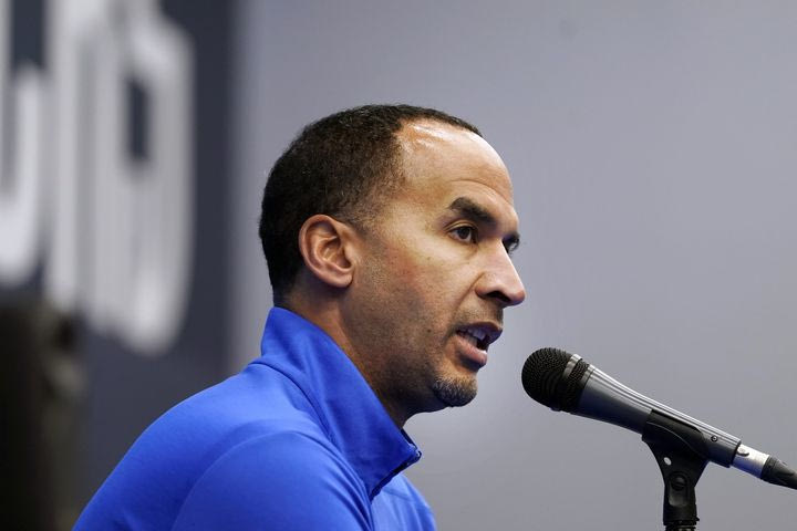 Ο Νίκο Χάρισον συναντήθηκε με δημοσιογράφους από το Ντάλας: Κινητά και κάμερες απαγορεύθηκαν στο μίτινγκ