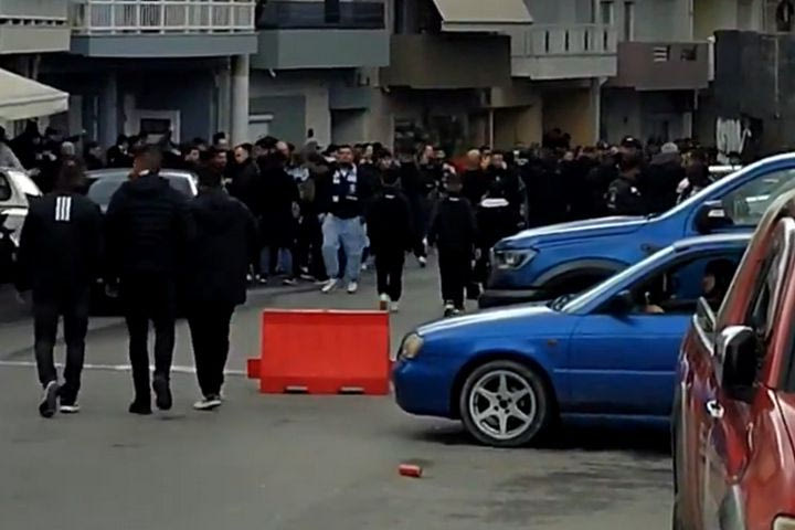 ΟΦΗ: Χαμός έξω από το “Γεντί Κουλέ”, συνθήματα από τους οπαδούς των Κρητικών πριν το ματς με τον Αστέρα