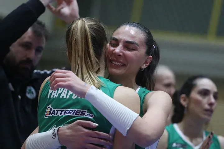 Οι παίκτριες του Παναθηναϊκού συγκινήθηκαν από τη στήριξη του κόσμου μετά το τέλος του αγώνα με τον Ολυμπιακό