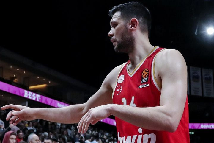 Πραγματικός αρχηγός: Ο Κώστας Παπανικολάου έχασε τον παππού του πριν την Άλμπα αλλά αγωνίστηκε κανονικά και ο Μπαρτζώκας τον αποθέωσε