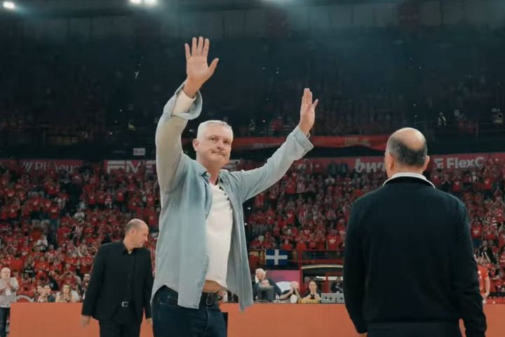 Ολυμπιακός: Η τιμή στον Πάσπαλι, η βράβευση στον Βεζένκοβ, η αποθέωση στον Γουόκαπ και η ατμόσφαιρα του ΣΕΦ στη νίκη επί της Ρεάλ