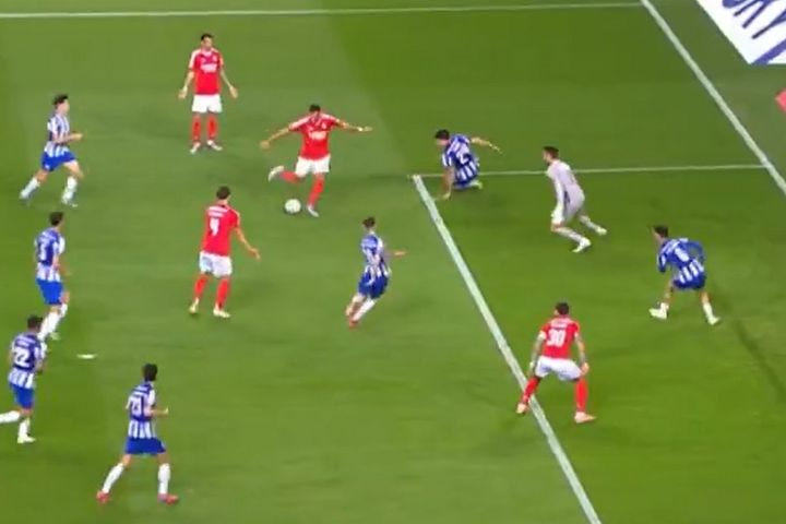 O Παυλίδης χόρεψε την άμυνα της Πόρτο για το 2-0 της Μπενφίκα, με το δεύτερο γκολ του στο ντέρμπι