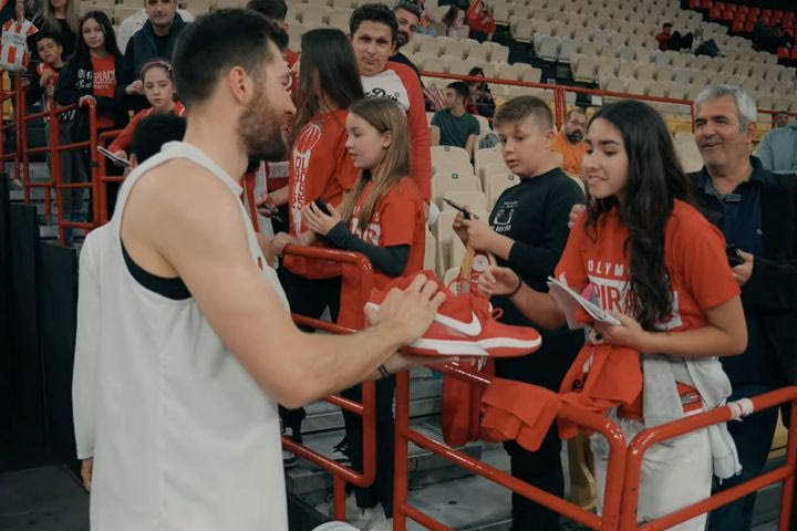 Ολυμπιακός: Ο Πίτερς έδωσε υπογεγραμμένα παπούτσια σε νεαρή φίλη της ομάδας, που έμεινε άναυδη