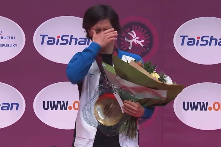 Η Πρεβολαράκη “έσπασε” κατά την ανάκρουση του εθνικού ύμνου στην απονομή του χρυσού μεταλλίου