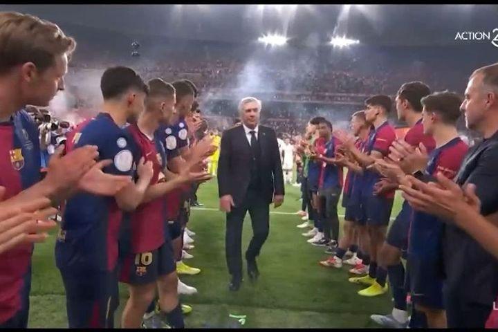 Σπουδαία στιγμή στον τελικό του Copa del Rey: Οι παίκτες της Μπαρτσελόνα έκαναν pasillo στον Αντσελότι και τους παίκτες της Ρεάλ
